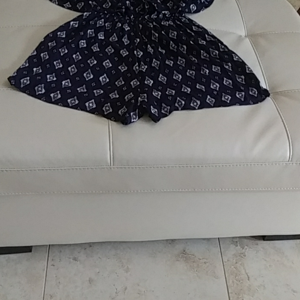 Cliche Romper. - Picture 3 of 4